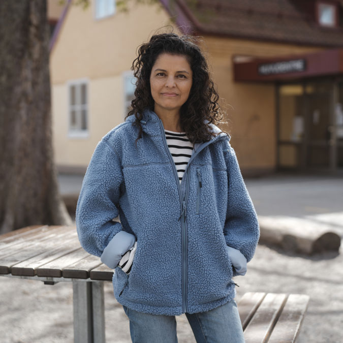 Allvarlig kvinnlig förskollärare utomhus.