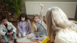 Förskollärare och elever har samling.