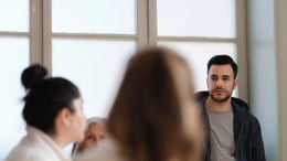 Lärare samtalar i personalrum.