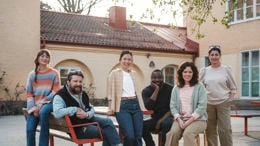 Sex glada grundskollärare utomhus.