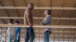 Två gymnasielärare samtalar i korridor.