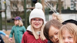 Elever från Karlbergs skolors fritidshem, utomhus på höst eller vår.