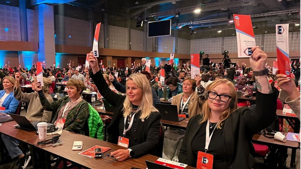 Anna Olskog och personal från Sveriges Lärare röstar på världslärarkongressen i Buenos Aires.