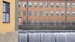 Vattenfall vid industriområde.