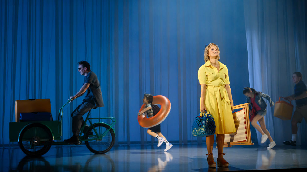 Pensionat Oskar av Jonas Gardell, premiär 25 april, Stora scenen
Kulturhuset Stadsteatern 2025
Regi: Jakob Höglund
Scenografi och kostym: Sven Haraldsson
På scenen
Rune Runeberg
Henrik Norlén
Gunnel Runeberg
Helena af Sandeberg
Trollkarlen Petrus
Hampus Hallberg
Fru Dagerman
Emma Österlöf
Herr Dagerman
James Lund
Pensionatföreståndaren
Sven Ahlström
Man i morgonrock
Per Sandberg
Henning
Bengt Braskered
Ing-Marie
Cecilia Wrangel Skoug
Evelyn
Anna Takanen
Hjördis
Siri Hamari
Viktor
Ivar-Lo af Sandeberg
David Francett
Lotta
Yaseniya Apalonina
Lilly Lexfors
US
Pablo Leiva Wenger
Produktion
Av
Jonas Gardell
Regi
Jakob Höglund
Scenografi och kostym
Sven Haraldsson
Ljus
Mikael Kratt
Mask
Patricia Svajger
Komposition
Eeva Kontu