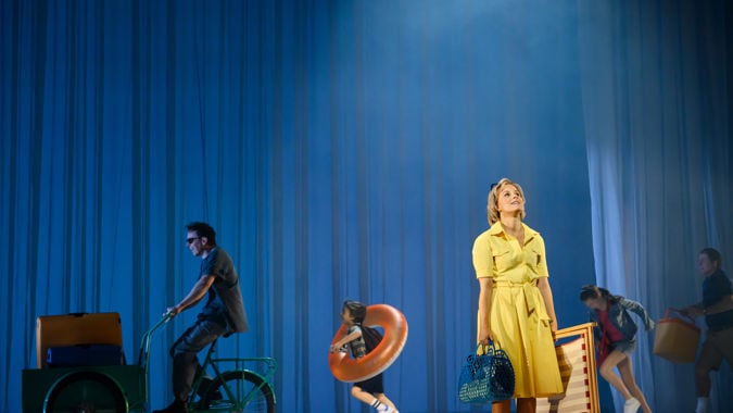 Pensionat Oskar av Jonas Gardell, premiär 25 april, Stora scenen
Kulturhuset Stadsteatern 2025
Regi: Jakob Höglund
Scenografi och kostym: Sven Haraldsson
På scenen
Rune Runeberg
Henrik Norlén
Gunnel Runeberg
Helena af Sandeberg
Trollkarlen Petrus
Hampus Hallberg
Fru Dagerman
Emma Österlöf
Herr Dagerman
James Lund
Pensionatföreståndaren
Sven Ahlström
Man i morgonrock
Per Sandberg
Henning
Bengt Braskered
Ing-Marie
Cecilia Wrangel Skoug
Evelyn
Anna Takanen
Hjördis
Siri Hamari
Viktor
Ivar-Lo af Sandeberg
David Francett
Lotta
Yaseniya Apalonina
Lilly Lexfors
US
Pablo Leiva Wenger
Produktion
Av
Jonas Gardell
Regi
Jakob Höglund
Scenografi och kostym
Sven Haraldsson
Ljus
Mikael Kratt
Mask
Patricia Svajger
Komposition
Eeva Kontu